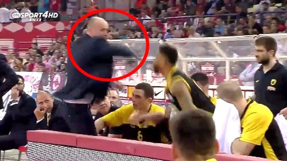 AEK Başantrenörü Zdovc, Oyuncusu Green'e Yumruk Salladı