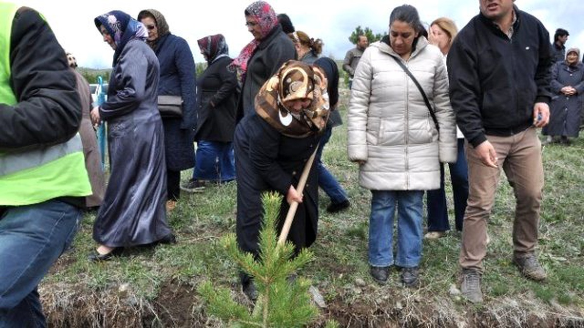 Ak Kadınlar Fidanları Toprakla Buluşturdu