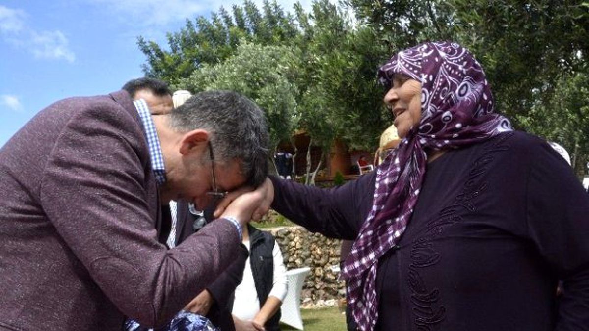 AK Parti\'den Fedakar Annelere Kahvaltı