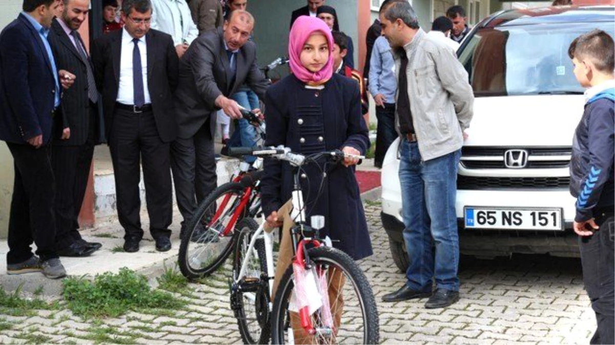 Bahçesaray\'da Öğrencilere Bisiklet Dağıtıldı