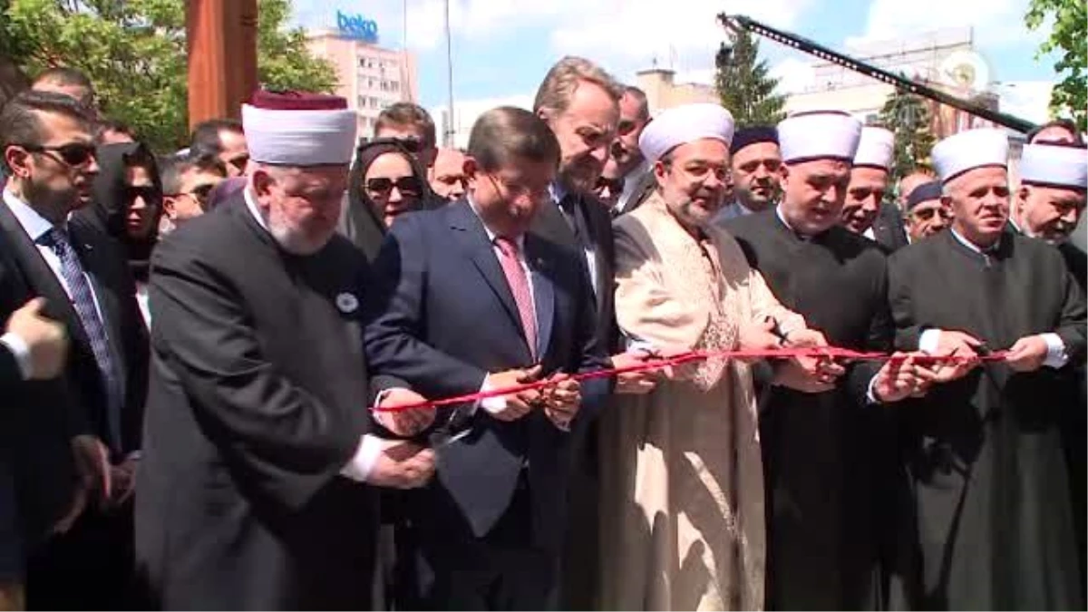 Başbakan Davutoğlu, Ferhadiye Camisi\'nin Açılış Töreninin Ardından Bosnalı Vatandaşlarla Selamlaştı...