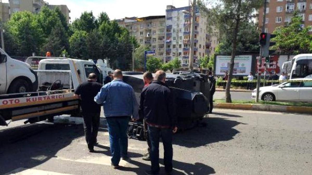 Diyarbakır\'da Zırhlı Polis Aracı Takla Attı: 4 Yaralı