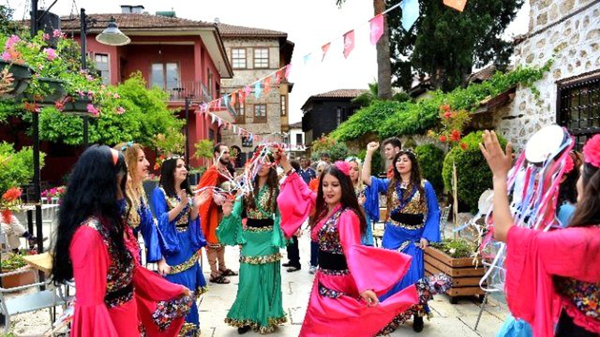 Festival Kaleiçi Sokaklarına Taştı