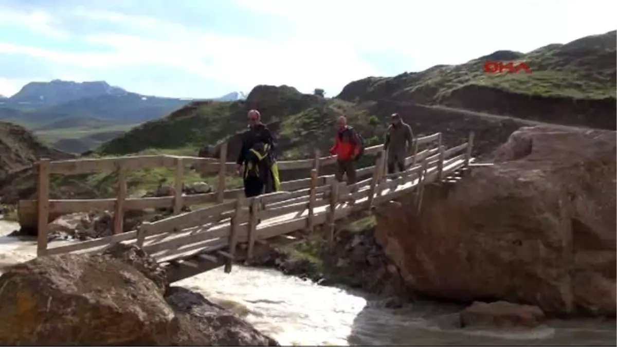 Hakkari\'de 3 Metre Karda Su Arızasını Giderme Çalışması