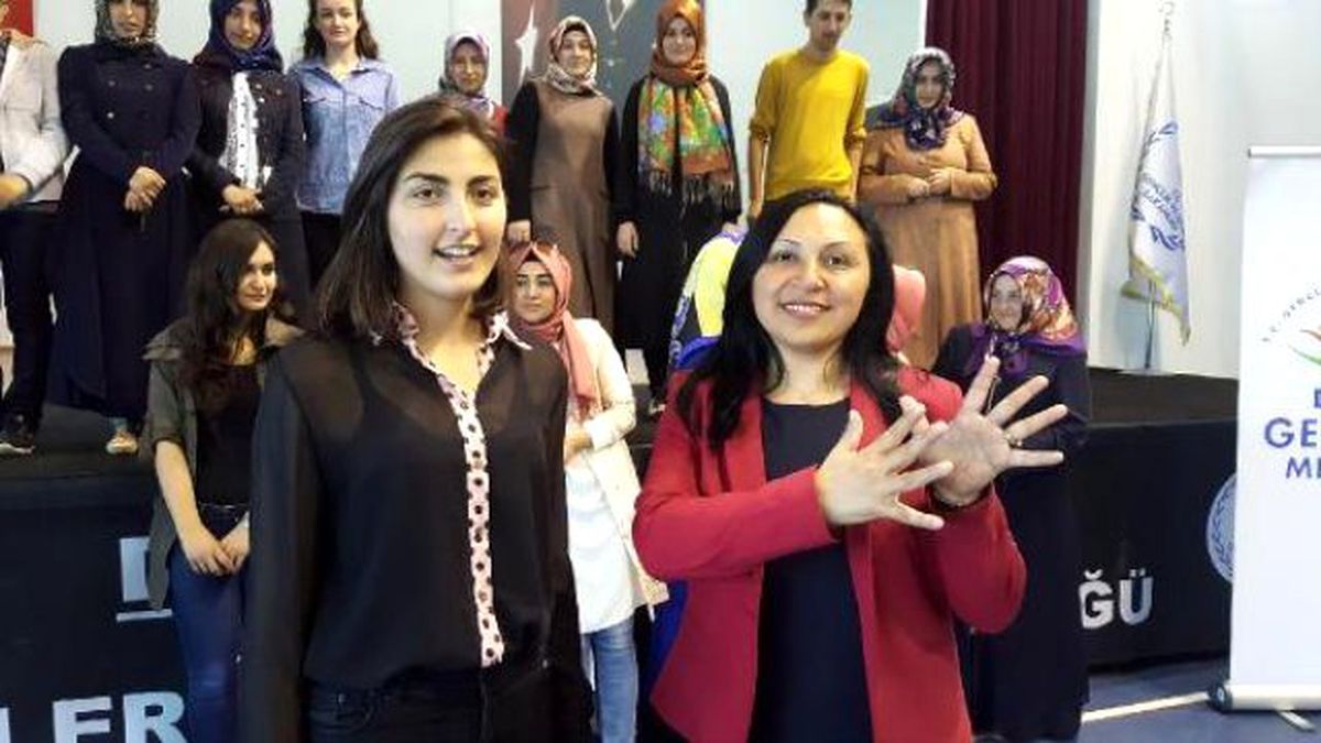 İşaret Dili Kursiyerlerinden İşitme Engelli Annelere Şarkı