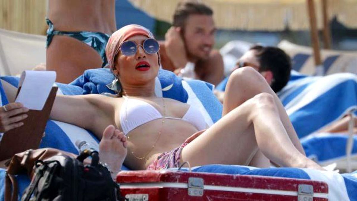 Jennifer Lopez, Kırmızı Rujuyla Plajı Salladı