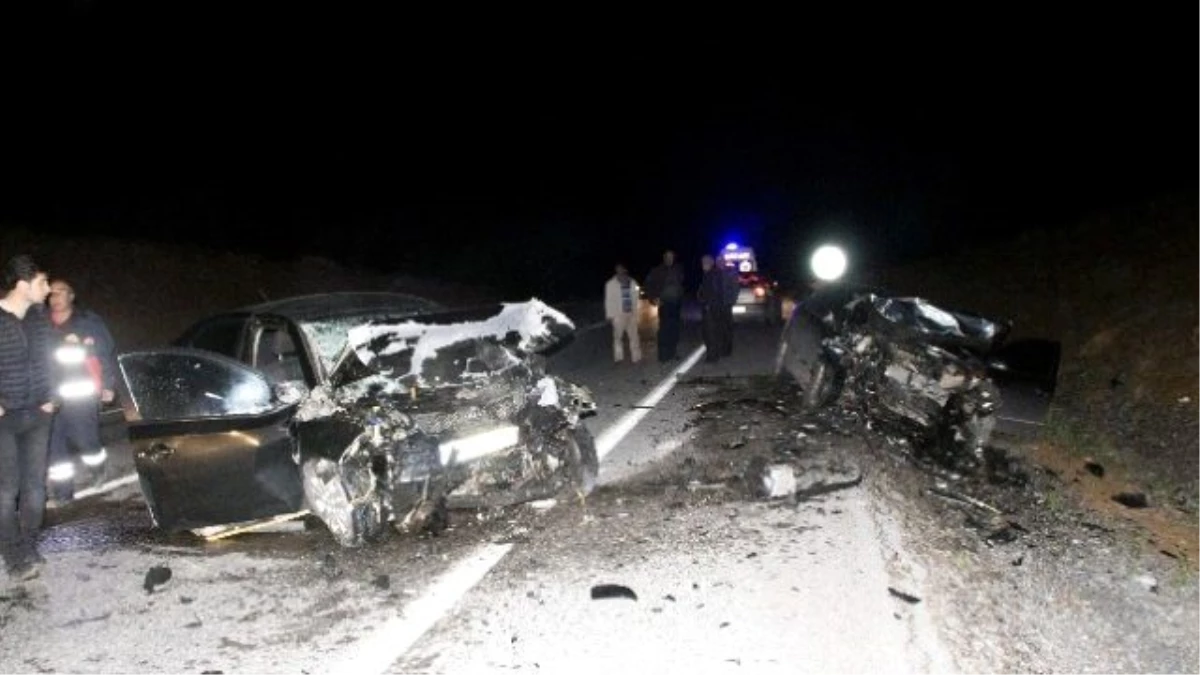 Konya\'da İki Otomobil Kafa Kafaya Çarpıştı: 4 Yaralı