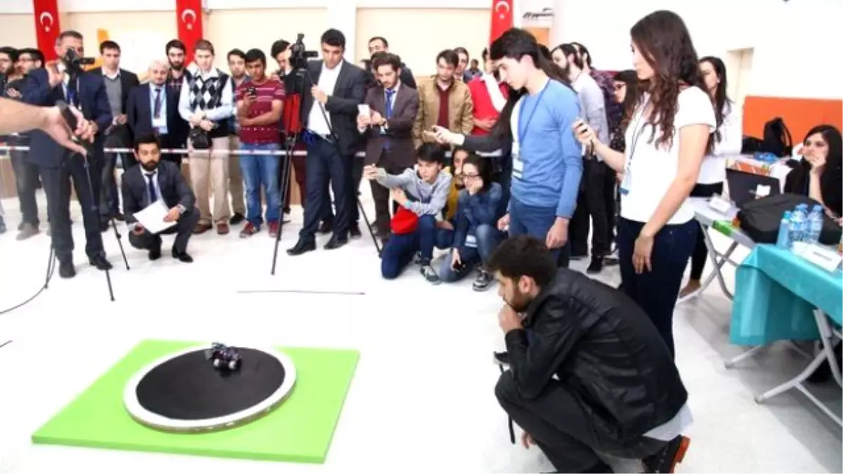 Öğrenciler Robotları Yarıştırdı