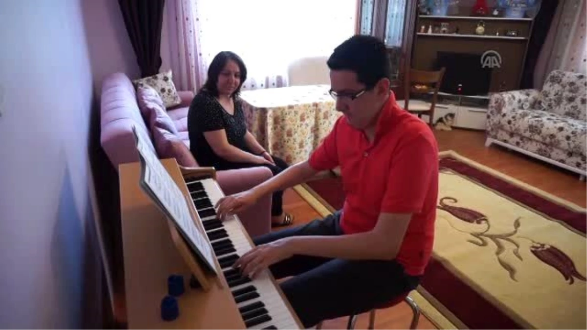 Otizmli Gencin Anneler Günü Hediyesi; "Piyano" Ezgileri