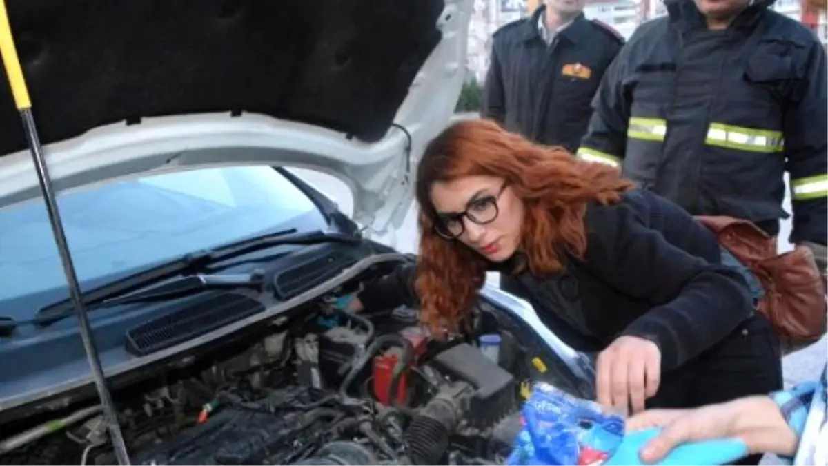 Otomobilin Motor Bölümüne Sıkışan Kedi 3 Saatte Kurtarıldı