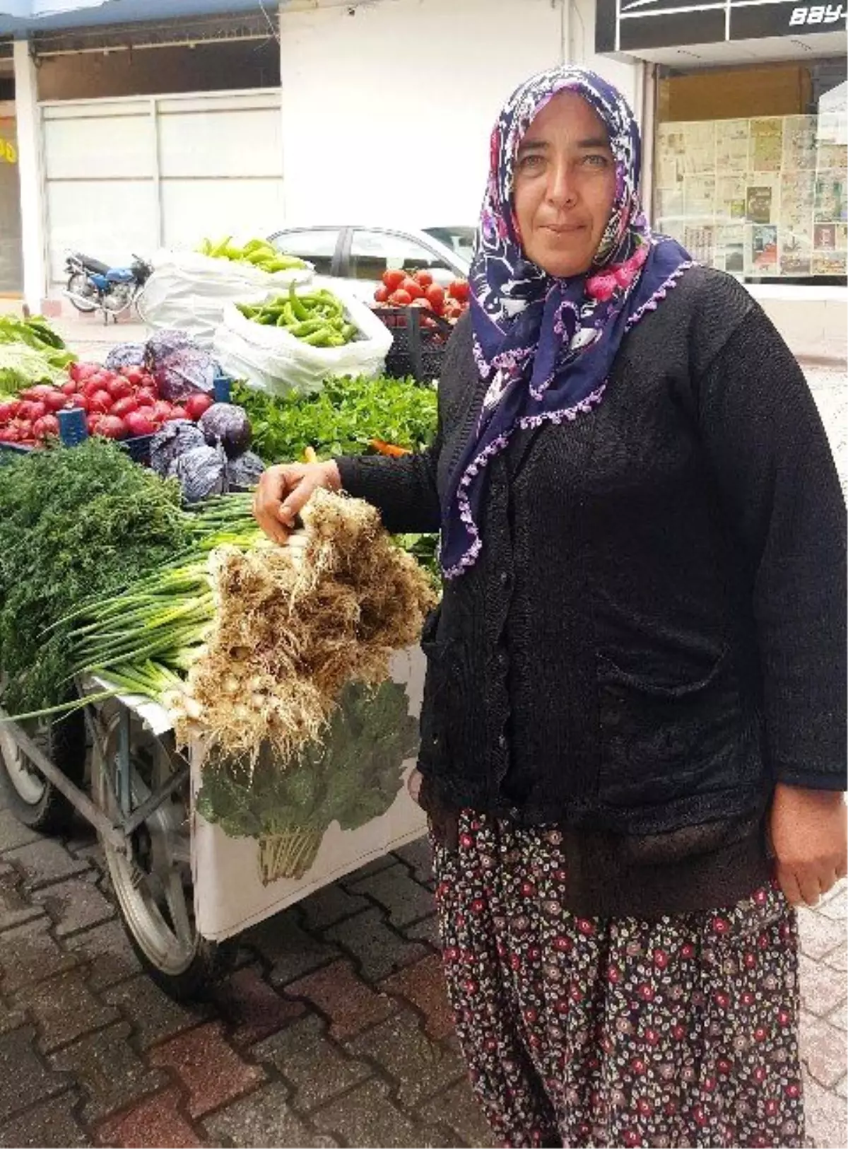 Seyyar Satıcı Kadın Hem Çocuklarına Hem Kocasına Bakıyor
