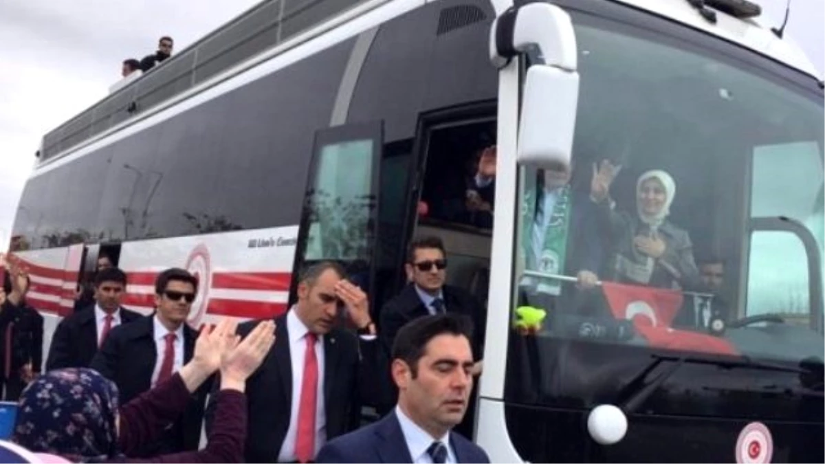 Sare Davutoğlu, Vatandaşları Rabia İşaretiyle Selamladı