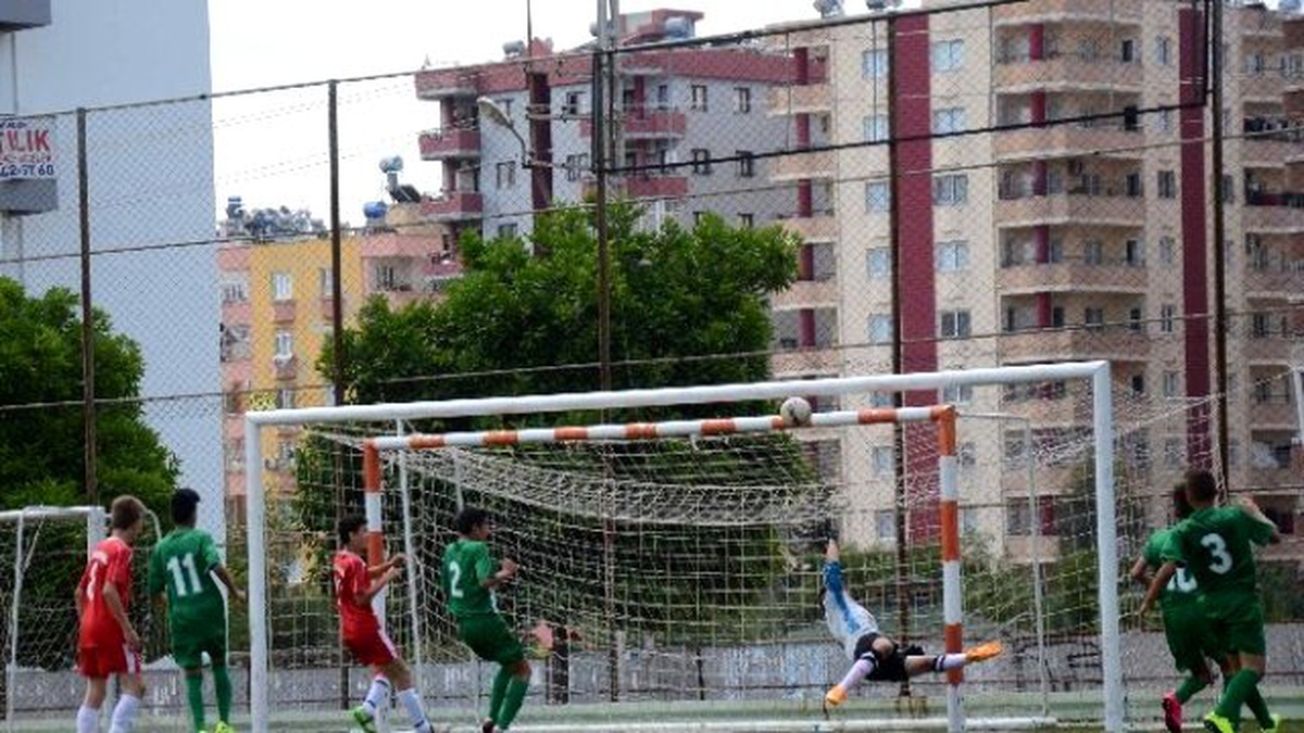 Türkiye Okullararası Kız ve Erkek Futbol Yarı Final Şampiyonası Adana\'da Başladı