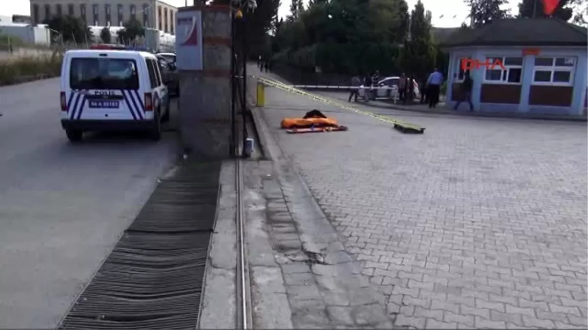 Güvenlikçinin Feci Ölümü! Demir Kapının Altında Kaldı