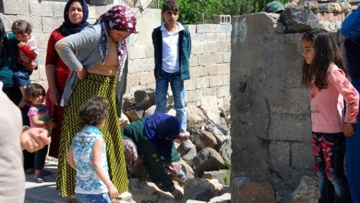 Yerde Bulduğu Cisim Elinde Patlayan Çocuk Hayatını Kaybetti
