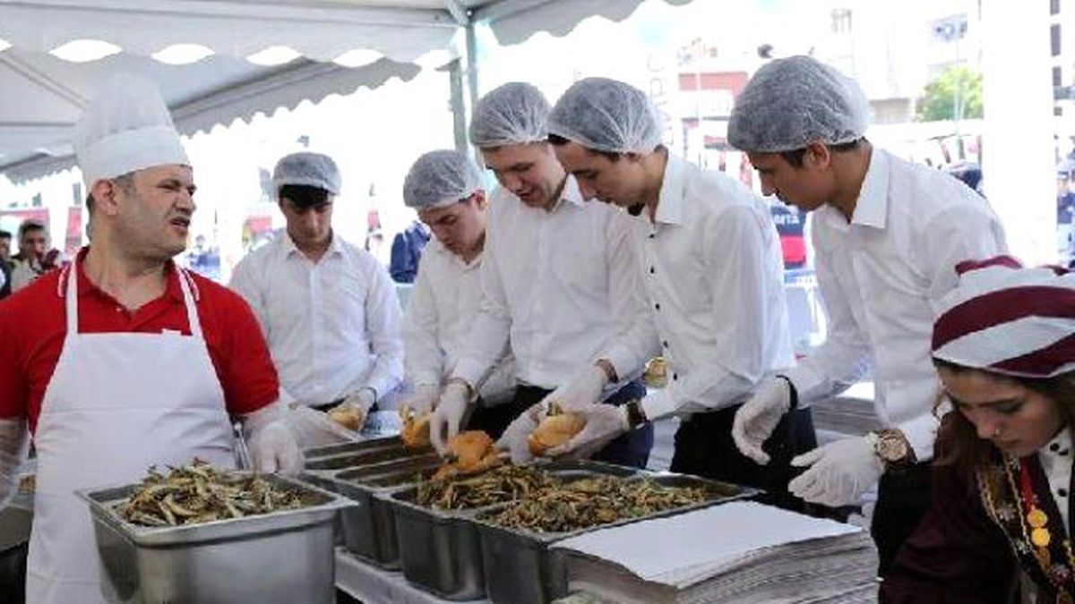 Zeytinburnu\'ndaki Festivalde 15 Bin Kişilik Hamsi İkramı Yapıldı