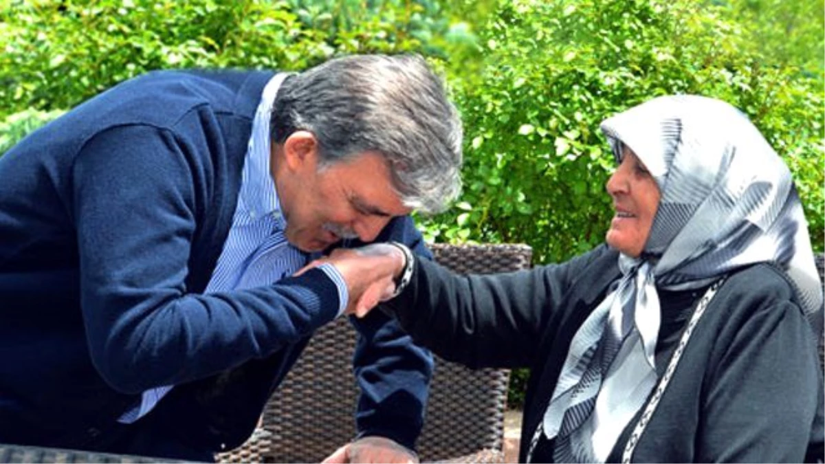 Abdullah Gül Anneler Gününü Duygusal Bir Fotoğrafla Kutladı
