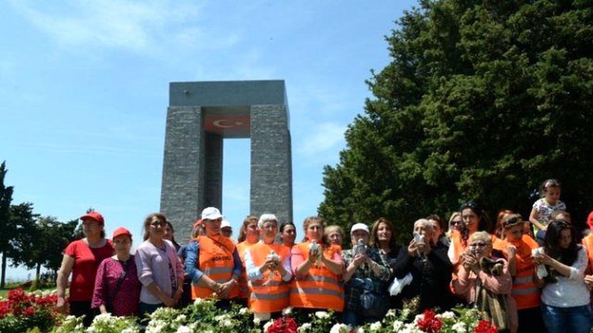 Anneler Günü\'nü Şehitler Abidesi\'nde Kutladılar