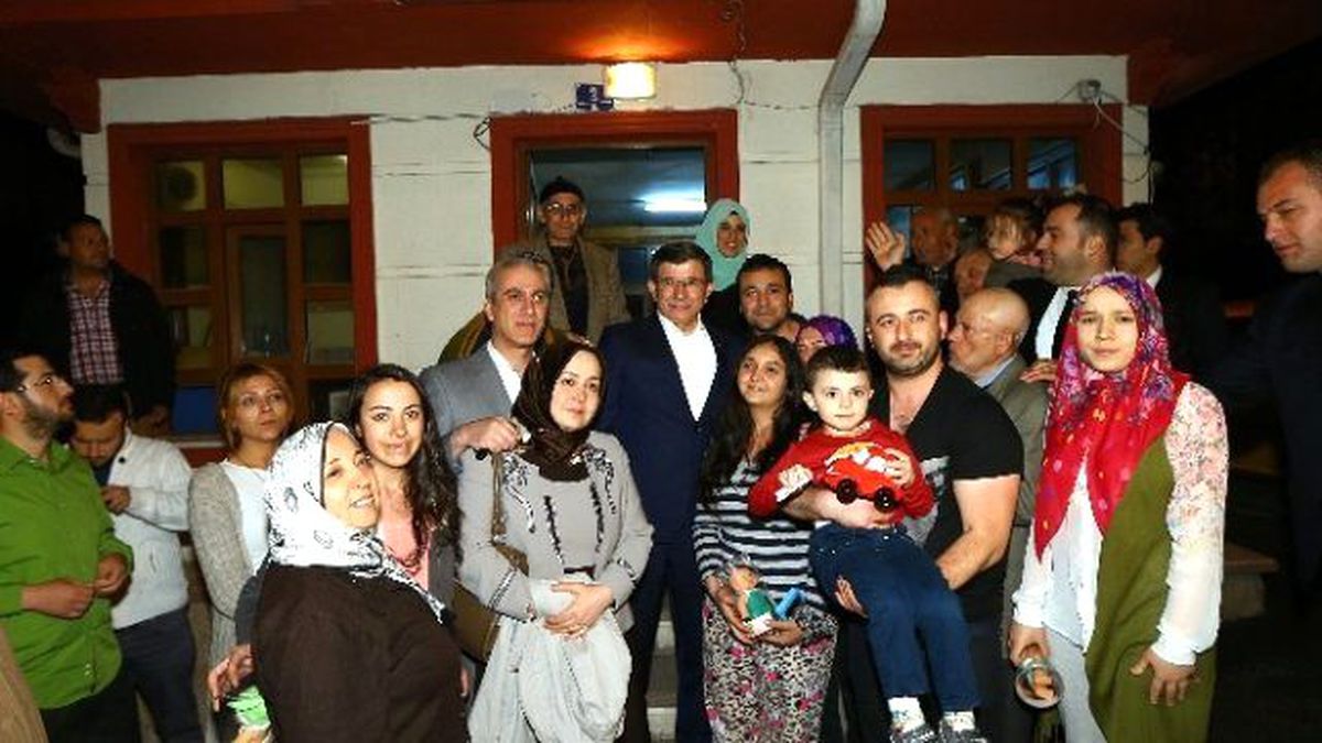 Başbakan Davutoğlu\'ndan Taksi Duraklarına Sürpriz Ziyaret