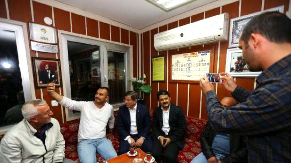 Başbakan Davutoğlu, Taksi Duraklarını Ziyaret Etti