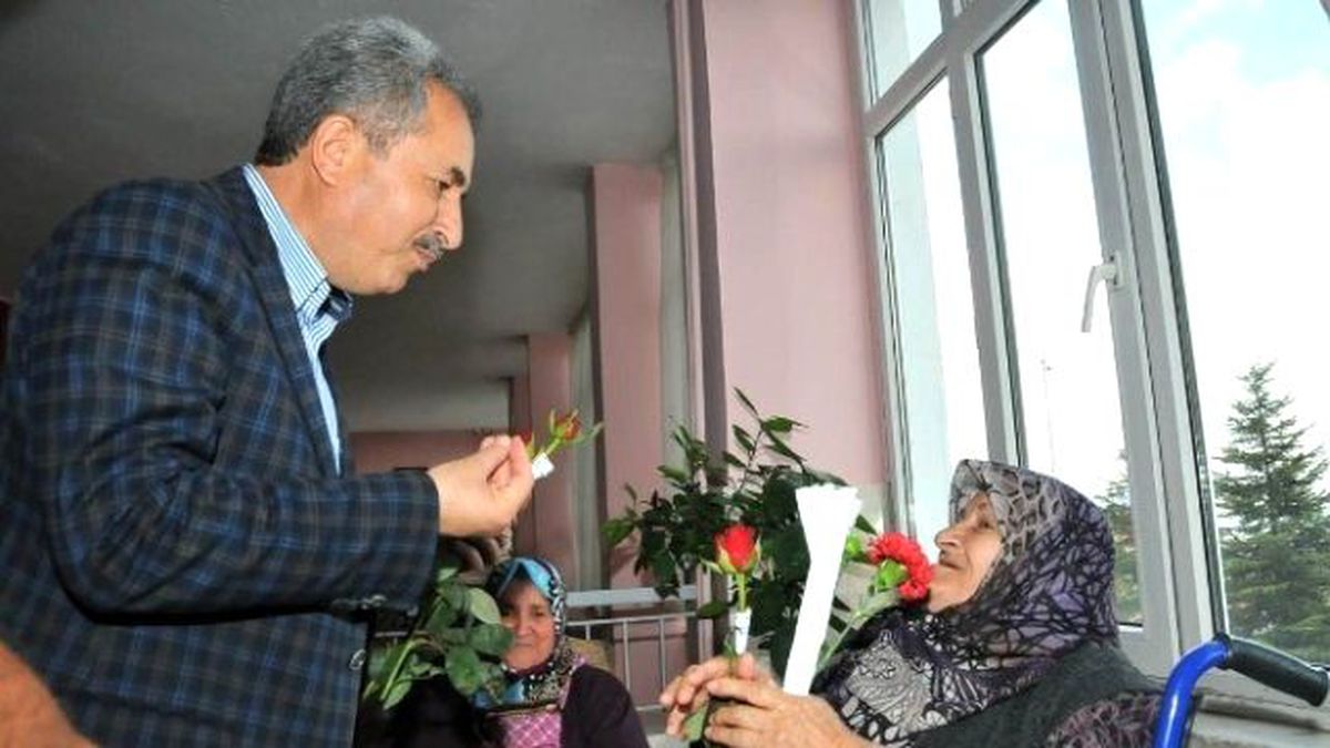 Başkan Akkaya\'dan Annelere Çiçek