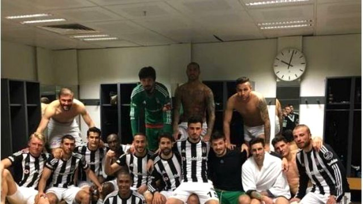 Beşiktaşlı Futbolculardan Arenada Galibiyet Pozu