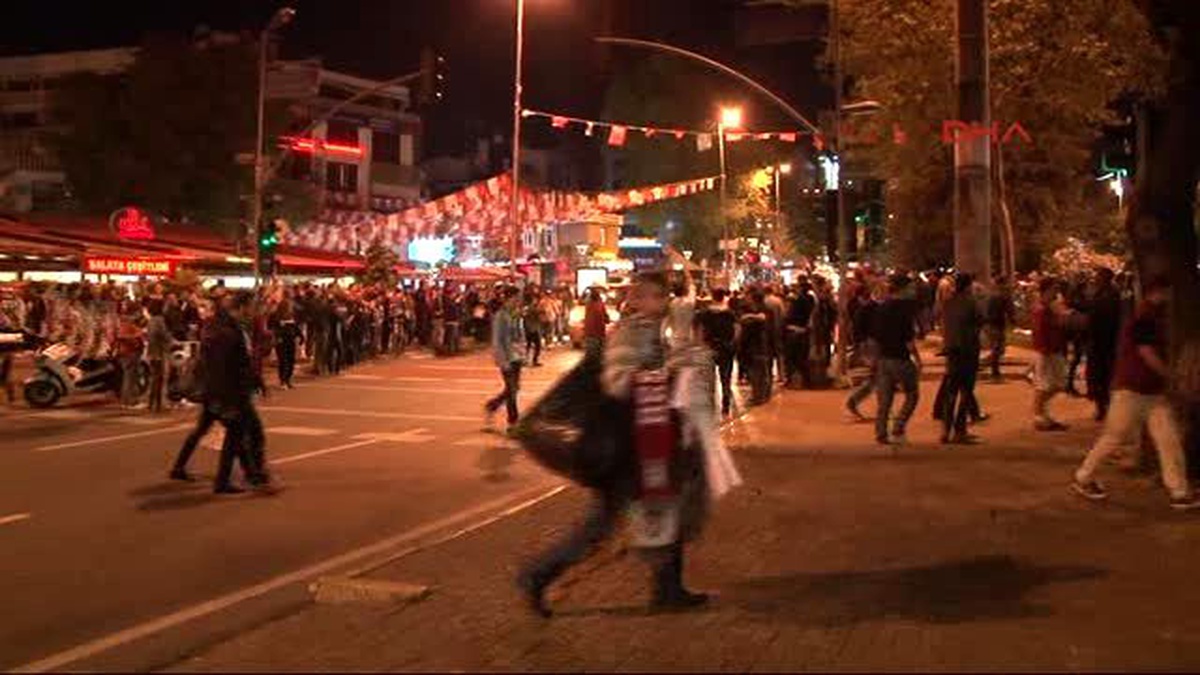 Beşiktaşlı Taraftarlar Galibiyeti Coşkuyla Kutladı