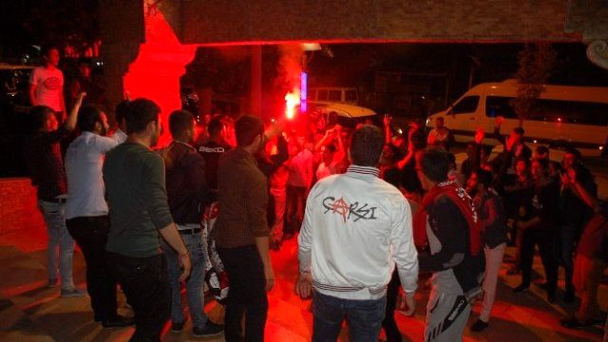 Beşiktaşlı Taraftarlar Sokağa Döküldü