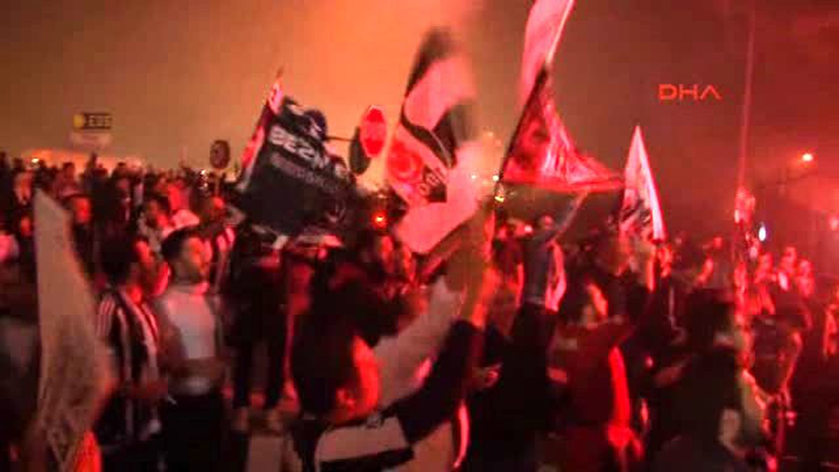 Beşiktaşlı Taraftarlar Ümraniye\'de Meşalelerle Kutlama Yapıyor