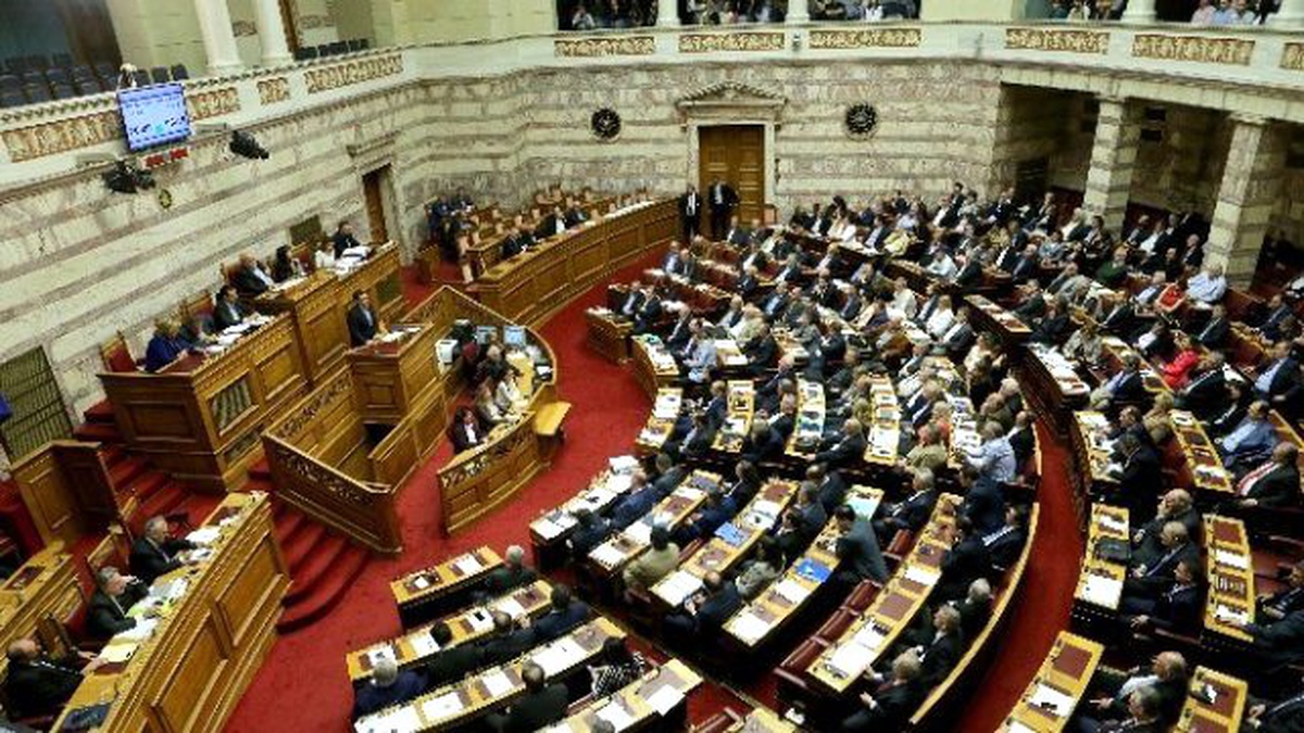 Çipras\'ın Sosyal Güvenlik Yasasını Protesto Edenler Polisle Çatıştı