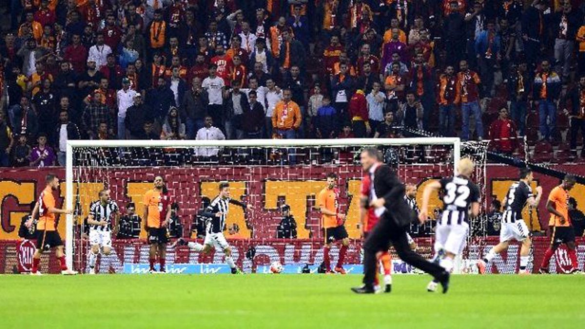 Derbi Maçta Taraftar Sahaya Girdi