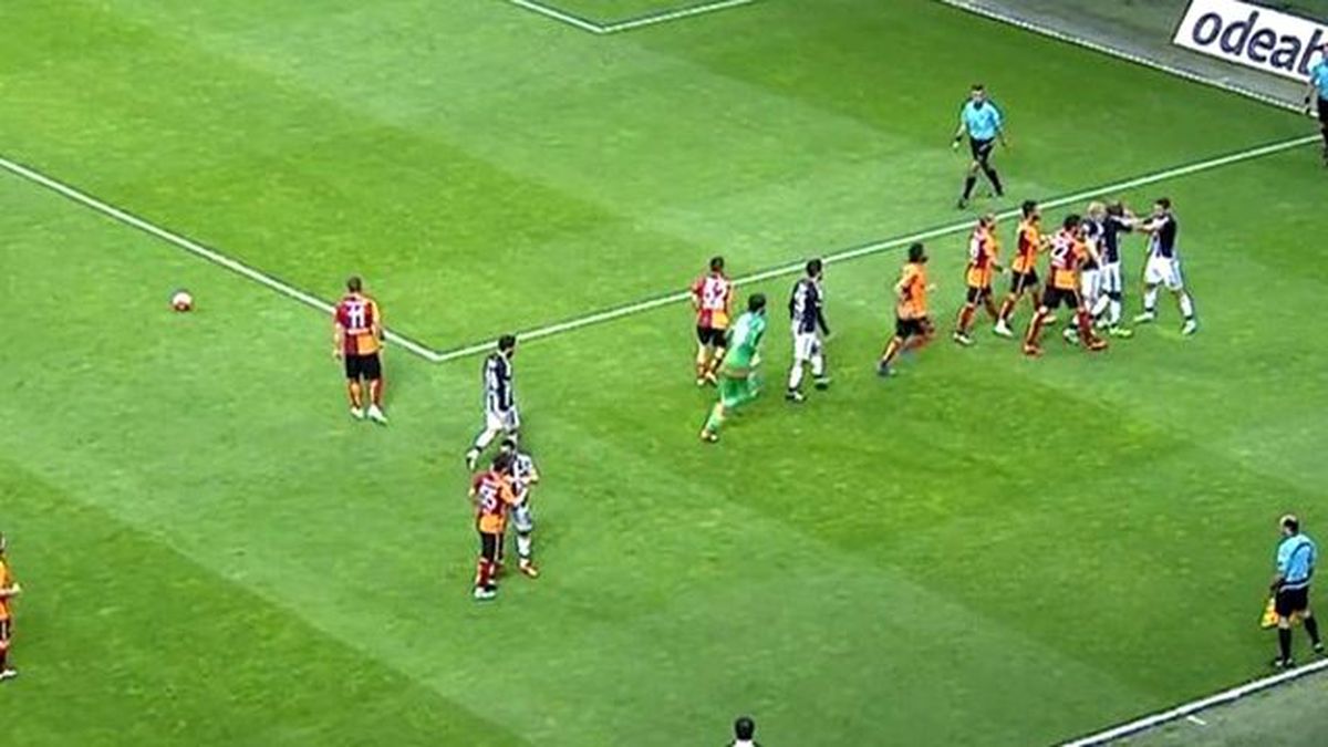 Derbinin 10. Dakikasında Saha Karıştı