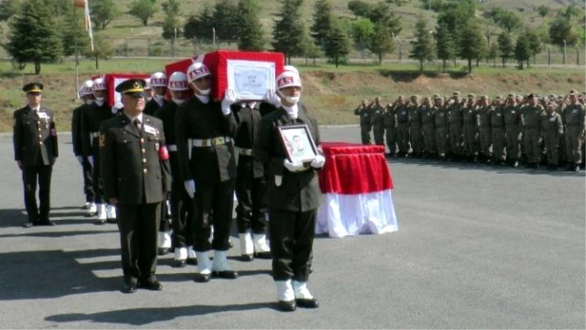 Elektrik Çarpması ve Kalp Krizi Sonucu Şehit Olan 2 Asker Memleketlerine Uğurlandı