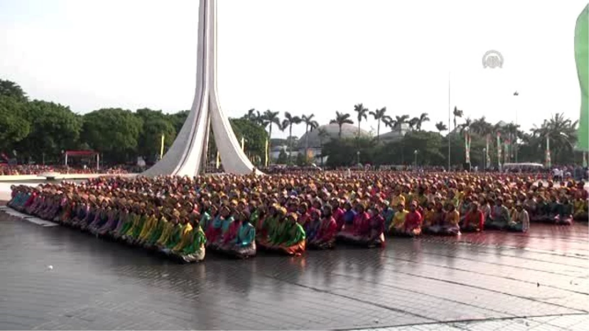 Endonezya\'da Rekor Katılımla Saman Dansı