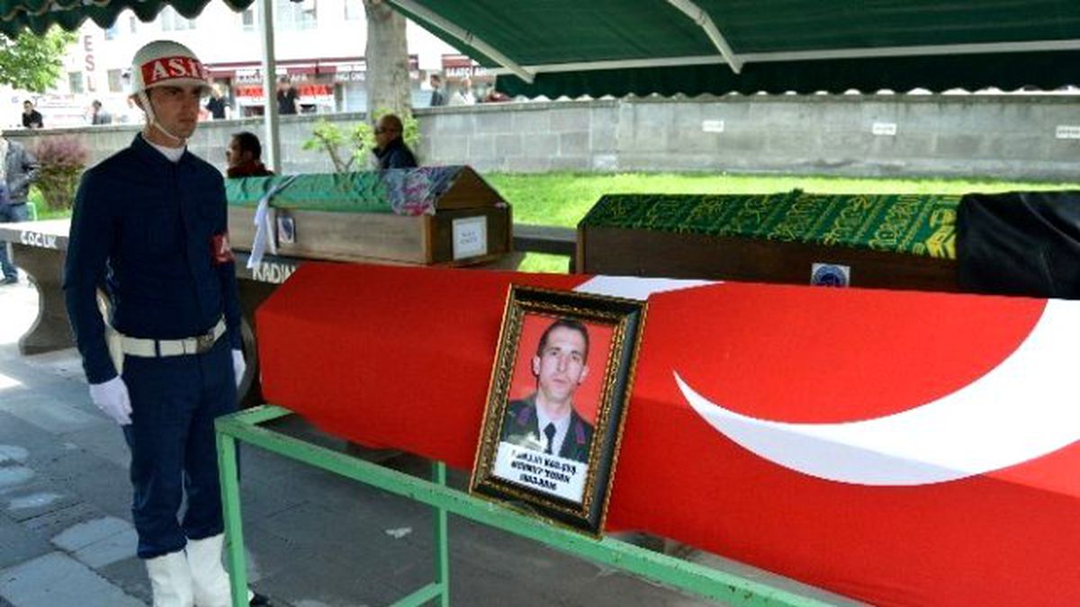 Eşi Tarafından Kalbinden Vurulan Uzman Çavuş Kayseri\'de Toprağa Verildi
