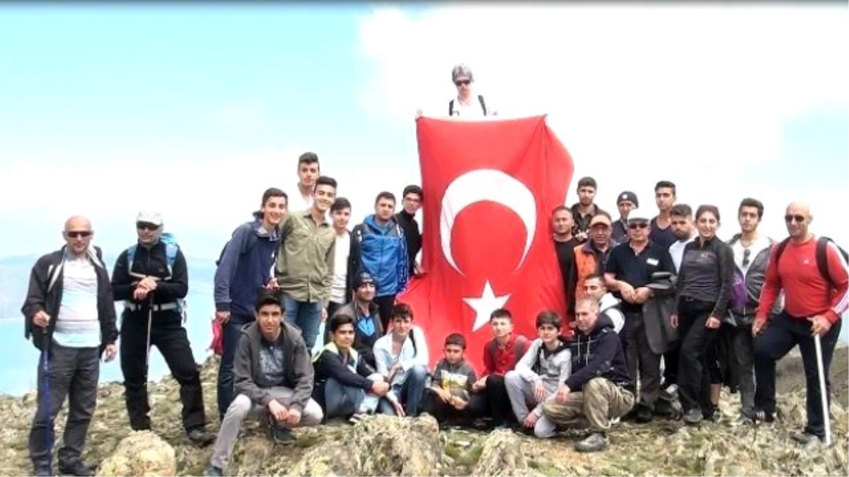 Hazar Baba Dağı\'na Türk Bayrağı Dikip İstiklal Marşı Okudular