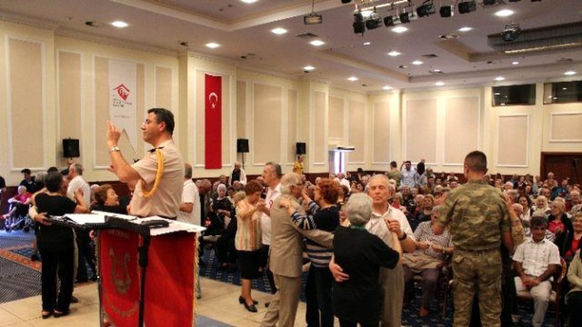 Huzurevi Sakinleri Anneler Günü\'nü Dans Ederek Kutladı