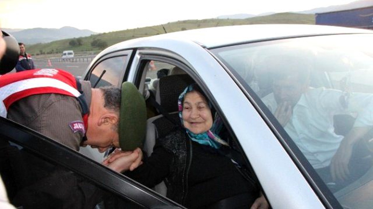 Jandarma Araçları Durdurup Annelerin Gününü Kutladı