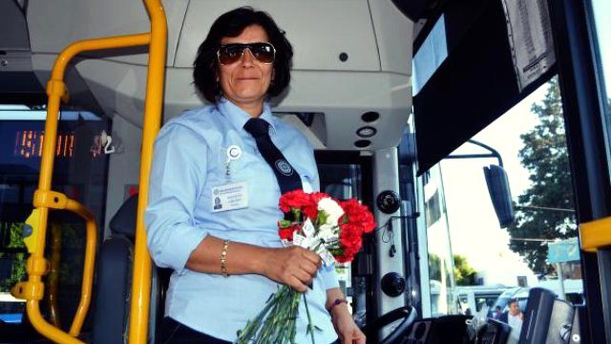 Kadın Otobüs Şoföründen Annelere Karanfil