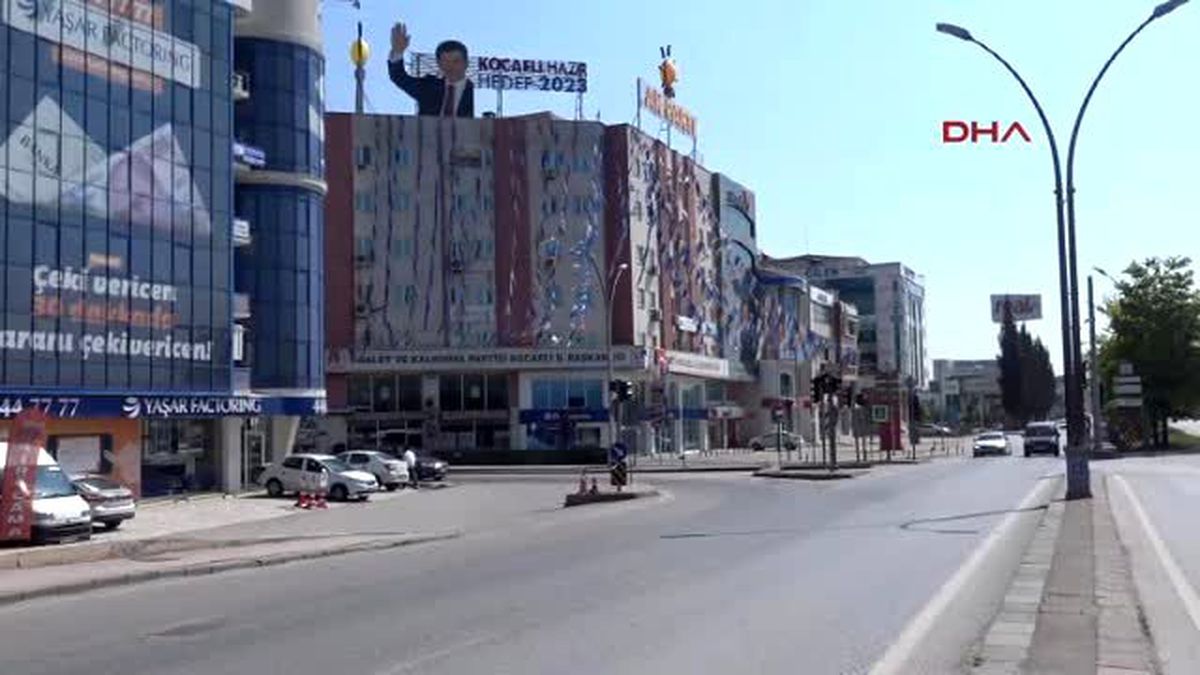 Kocaeli Başbakan\'ın Afişi Kalktı, Yerine Cumhurbaşkanı\'nın Afişi Konuldu