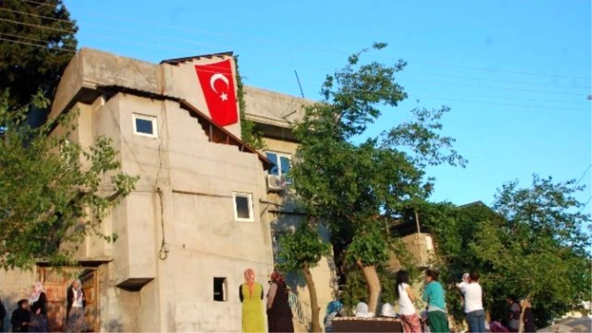 Malatyalı Şehidin Adıyaman\'daki Evine Türk Bayrağı Asıldı