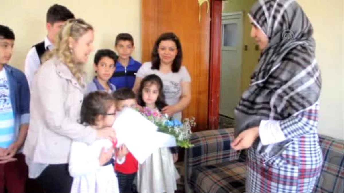 \'Minik Yürekler" Suriyeli Kadınların Anneler Günü\'nü Kutladı