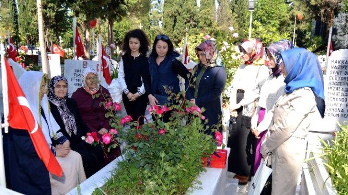 Şehitlikte Şehit Annesine Anlamlı Ziyaret
