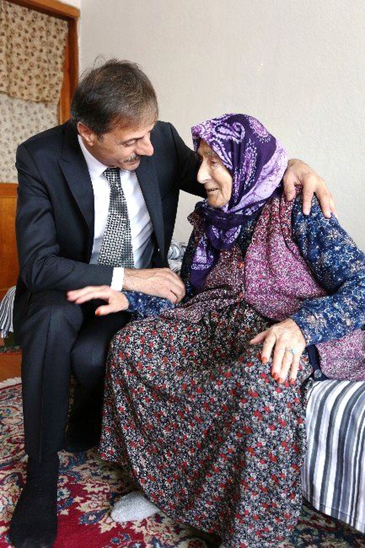 Yusuf Alemdar\'dan En Yaşlı Anneye Anneler Günü Sürprizi