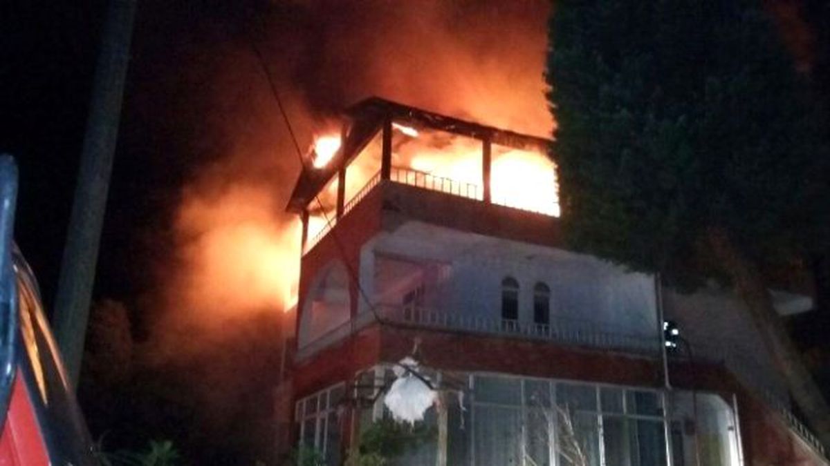 3 Katlı Evin Çatısı Alevlere Teslim Oldu