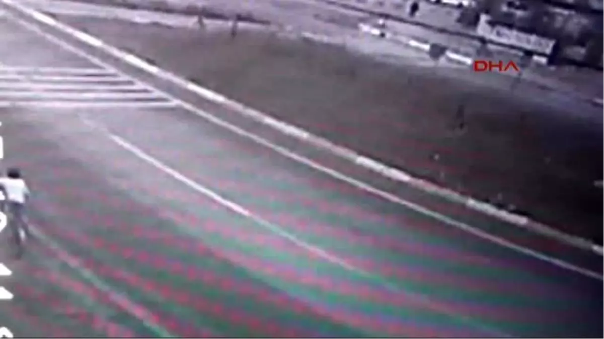 Afyonkarahisar Otomobilin Çarptığı Bisikletli Çocuk Ağır Yaralandı