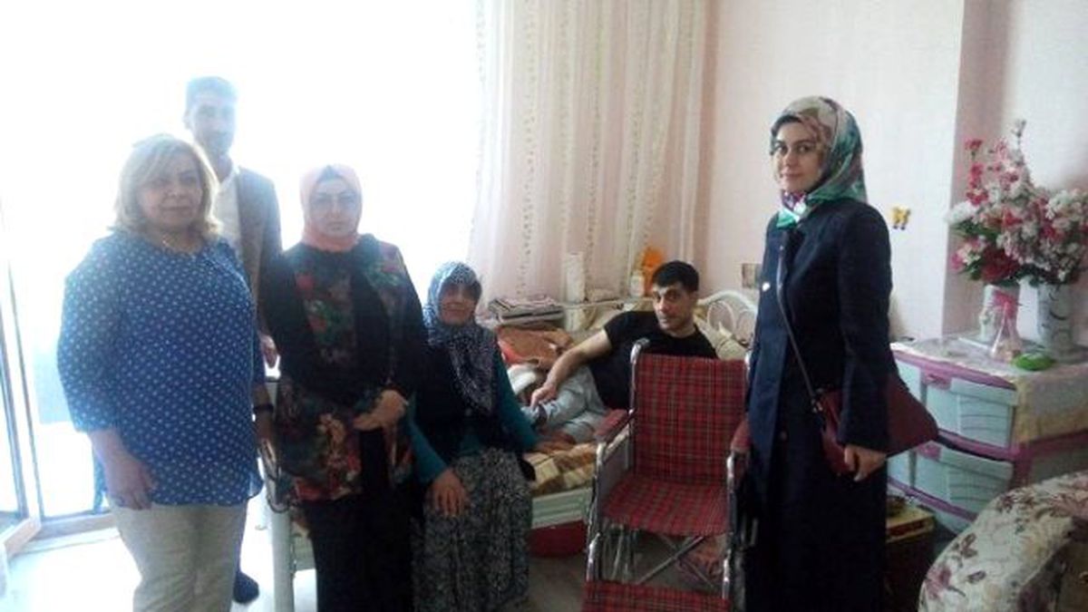 AK Parti\'den Tekerlekli Sandalye Yardımı