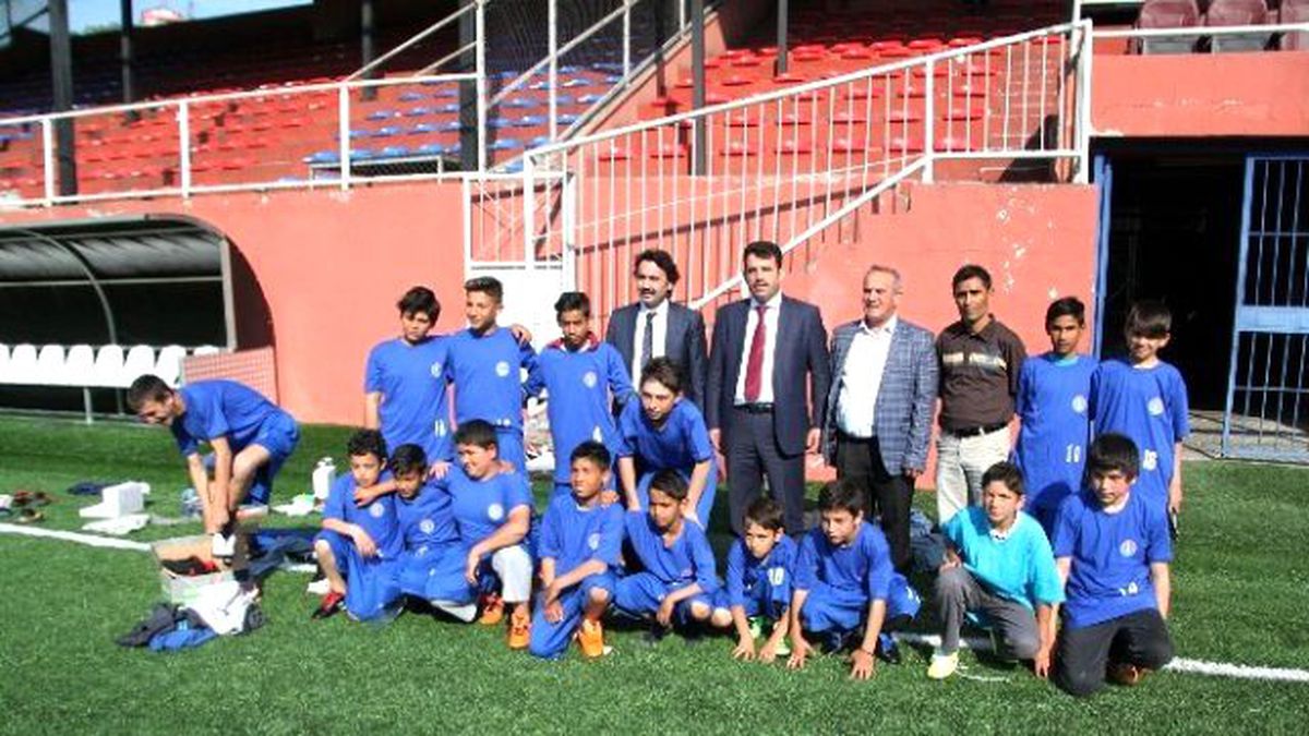 AK Parti İlçe Başkanı Fatih Çakır\'dan Roman Spor\'a Malzeme Yardımı