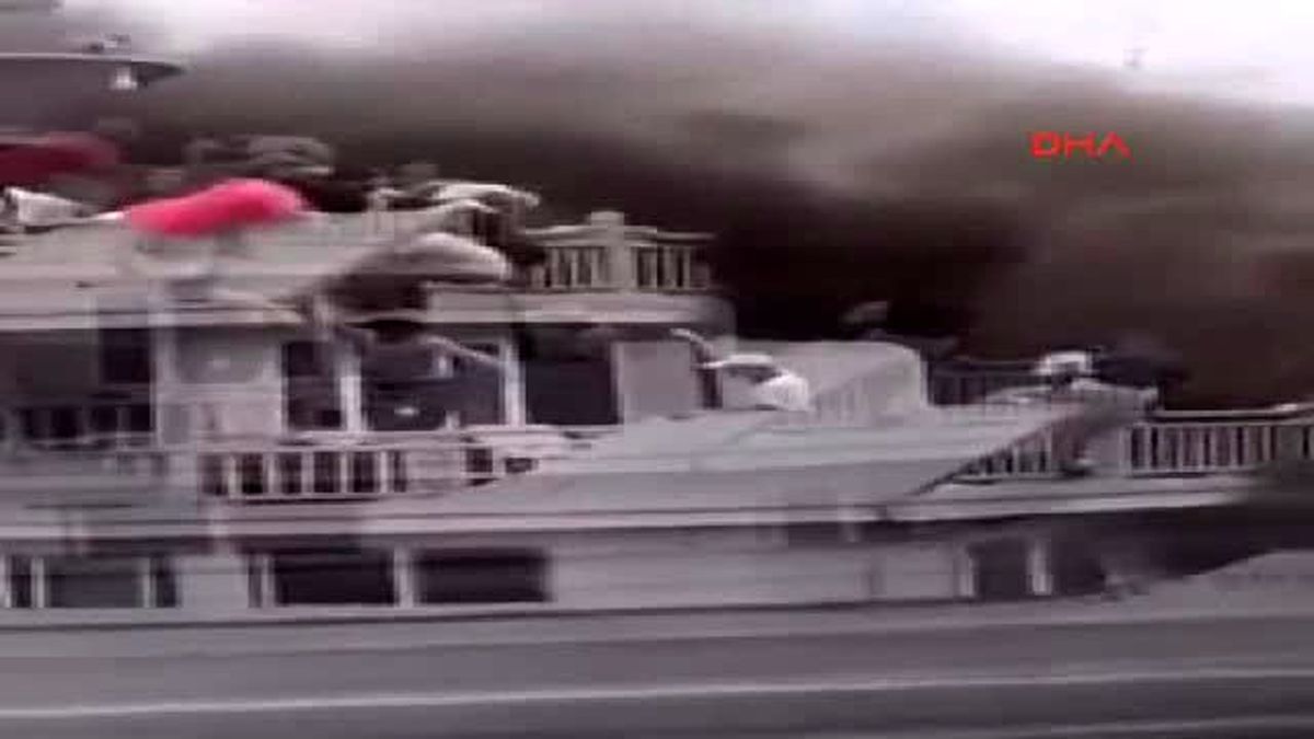 Turistler Alevler İçindeki Tekneden Denize Atlayarak Kurtuldular