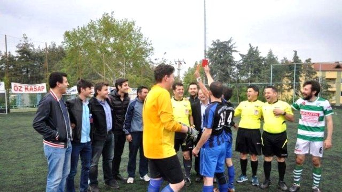 Amatör Küme Hakemini Kırmızı Kart Göstererek Uğurladılar